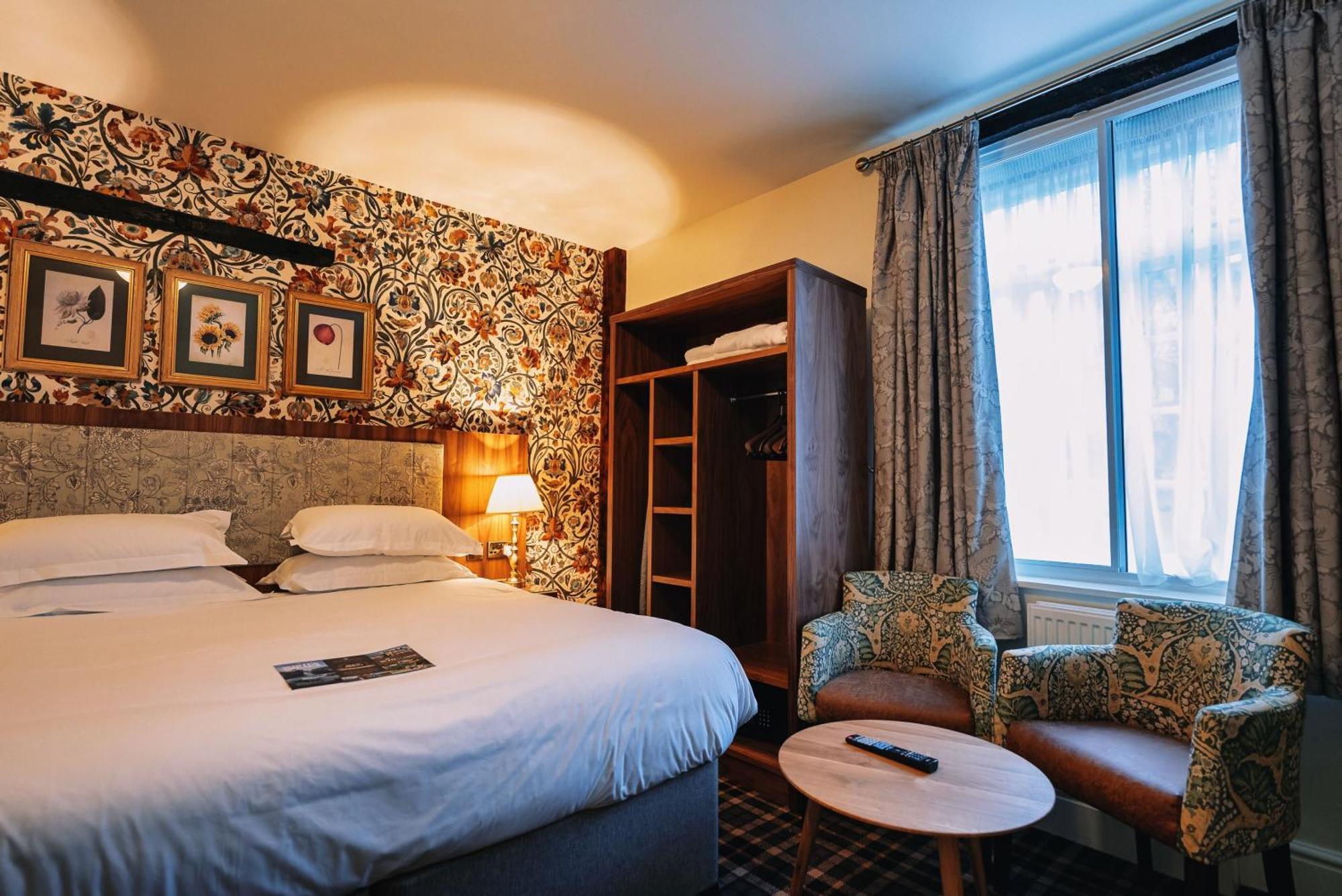 The Bull And Townhouse, Beaumaris- The Inn Collection Group Room photo